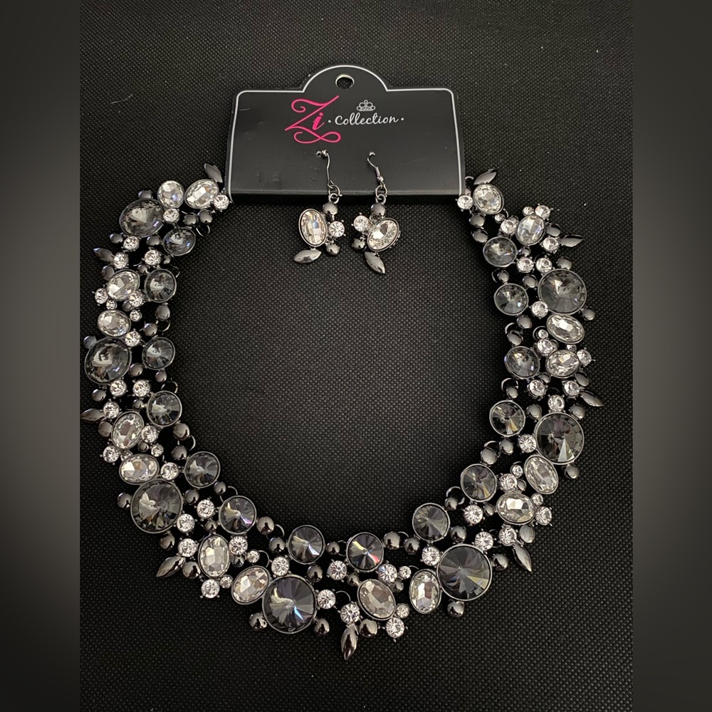 ❣️White and smoky rhinestones Zi collection necklace❣️*